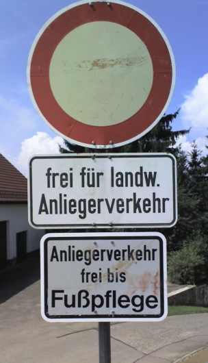 Einfahrt verboten Schild mit Zusatzhinweis