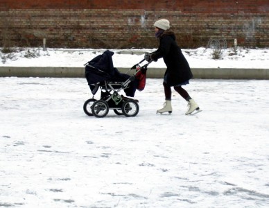 Schlittschuhe und kinderwagen