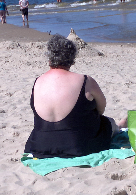 Dicke menschen am strand