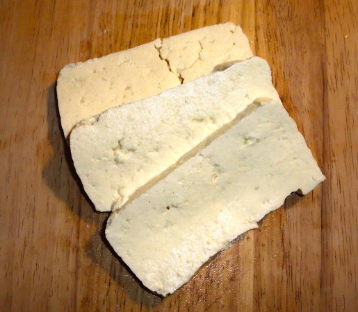 Seidentofu in Scheiben geschnitten
