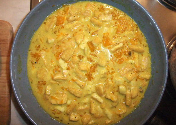 Tofu-Gericht mit Bananen, Mandarinen oder einer Curry-Kokosmilch-Soße